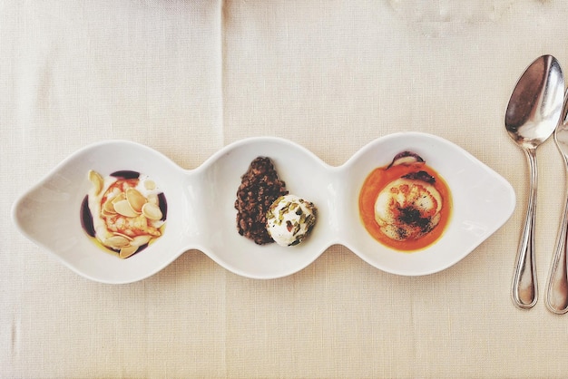 Trei farfurii cu mâncare